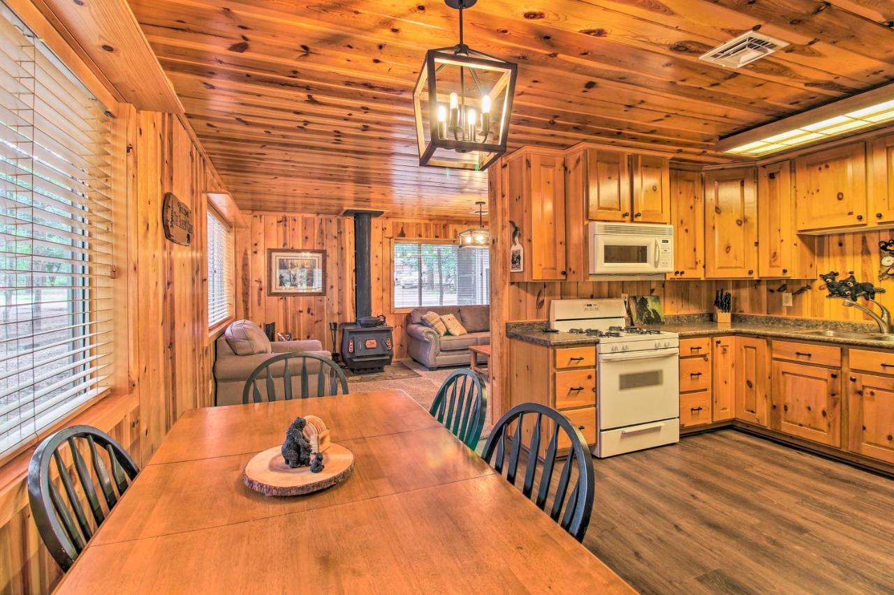 Pinetop Cabin Retreat With Fire Pit And Covered Deck Exterior photo