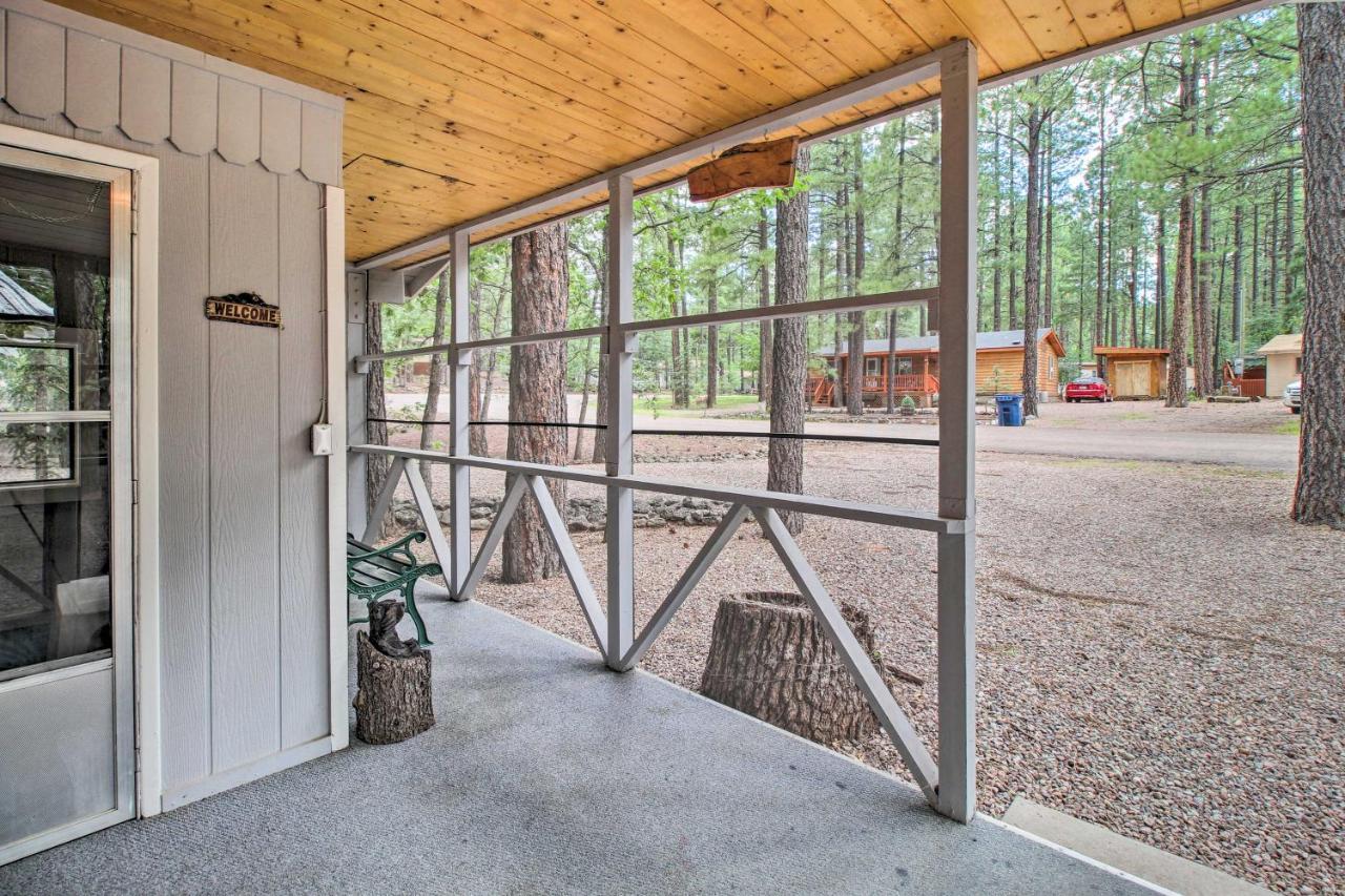 Pinetop Cabin Retreat With Fire Pit And Covered Deck Exterior photo