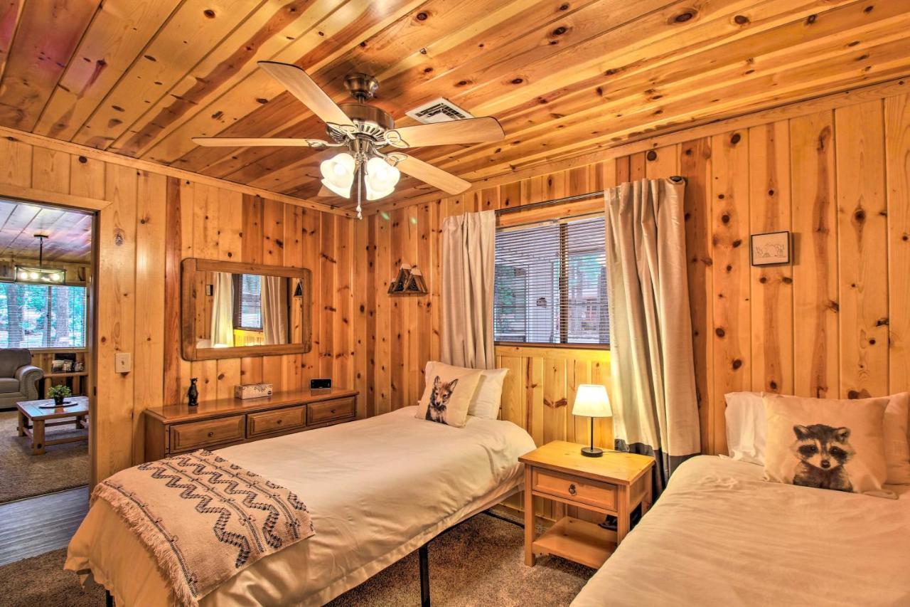 Pinetop Cabin Retreat With Fire Pit And Covered Deck Exterior photo