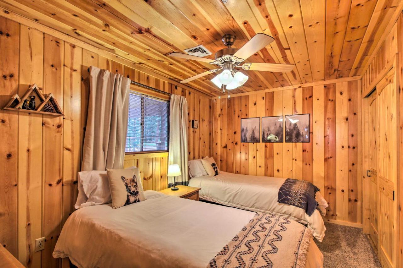 Pinetop Cabin Retreat With Fire Pit And Covered Deck Exterior photo