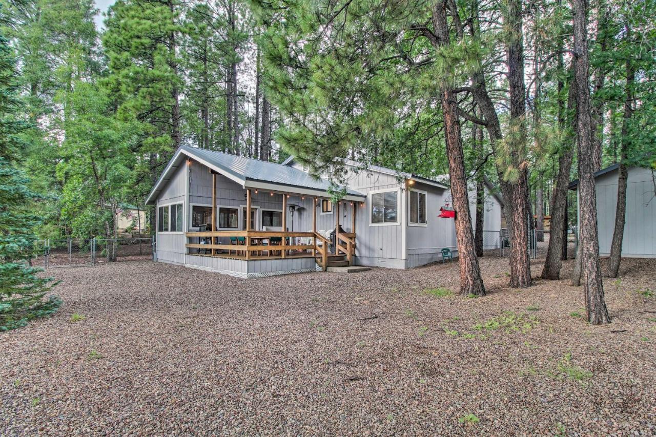 Pinetop Cabin Retreat With Fire Pit And Covered Deck Exterior photo