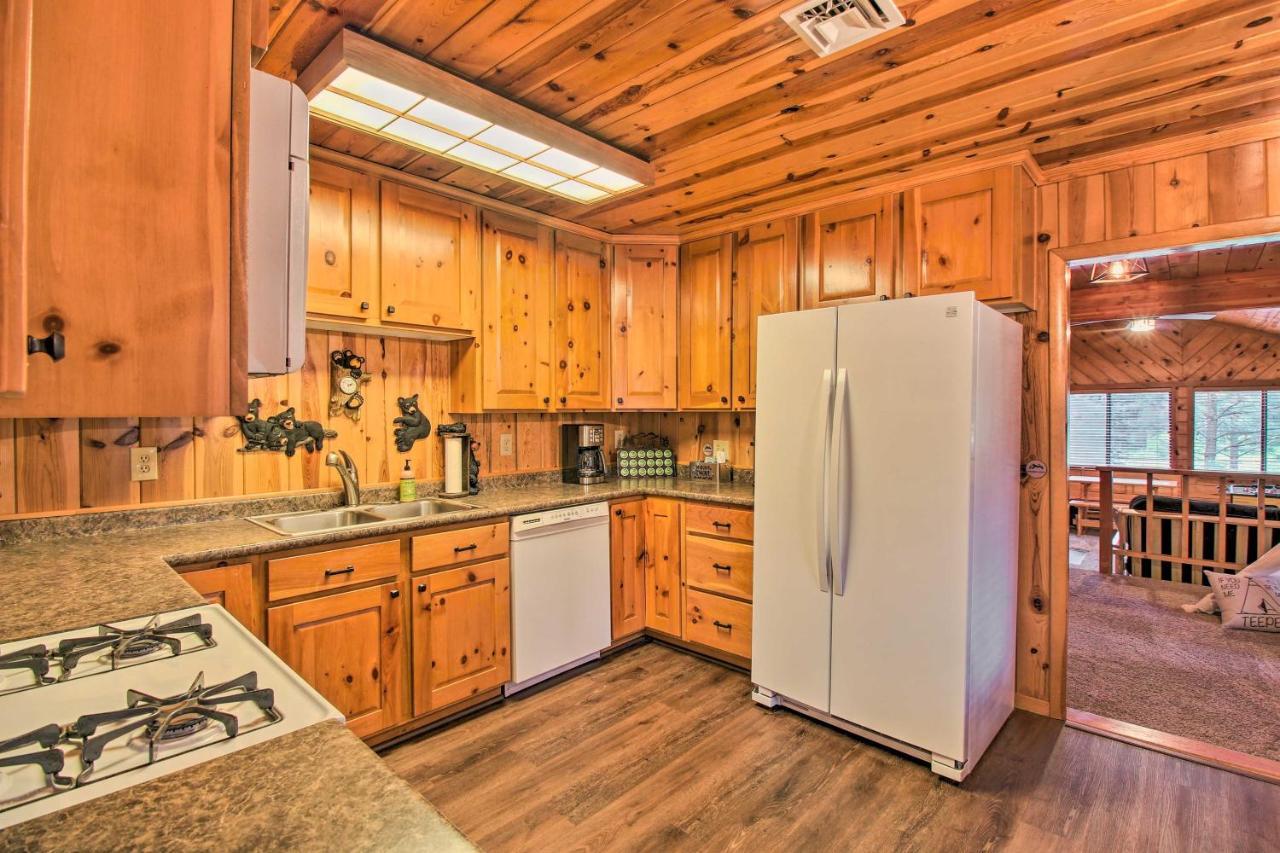 Pinetop Cabin Retreat With Fire Pit And Covered Deck Exterior photo